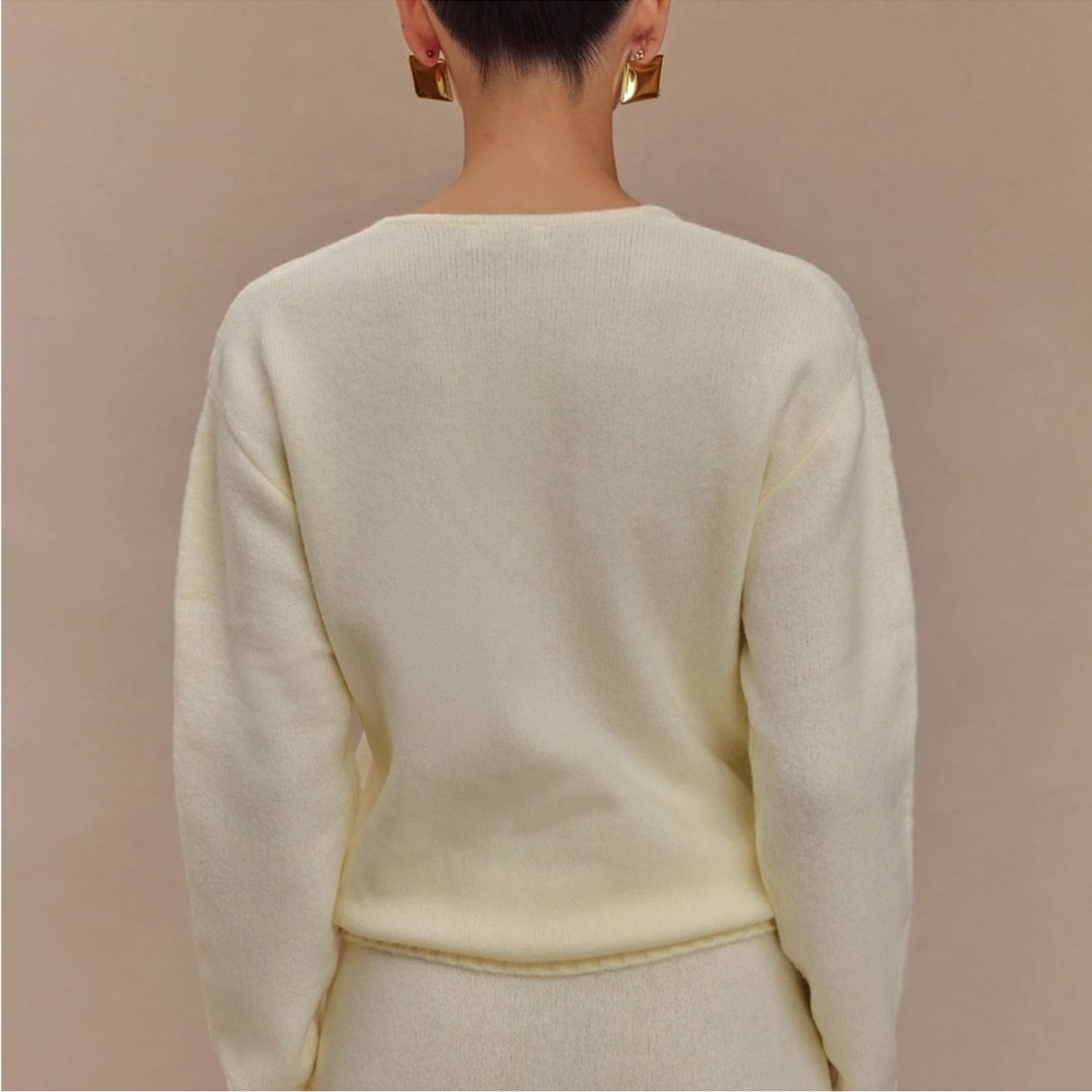 Meshki - Ella Beautiful Cream Sweater, V-neck, scarf included Feminine attire - Picture 2 of 4